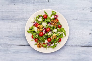 Taze salata roka, hindiba, domates kirazı, bebek mozzarella, ceviz.