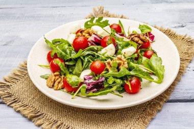 Taze salata roka, hindiba, domates kirazı, bebek mozzarella, ceviz.