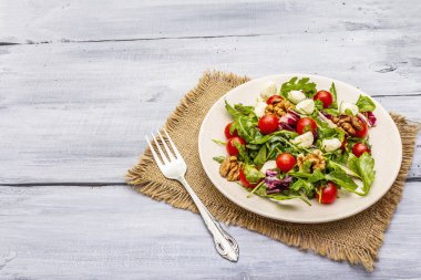 Taze salata roka, hindiba, domates kirazı, bebek mozzarella, ceviz.