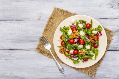 Taze salata roka, hindiba, domates kirazı, bebek mozzarella, ceviz.
