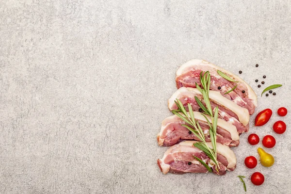 Ventre de porc cru avec couenne, viande de péritoine — Photo