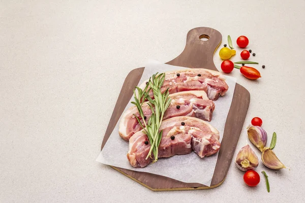 Сырая свинина с кожурой, мясо брюшины — стоковое фото