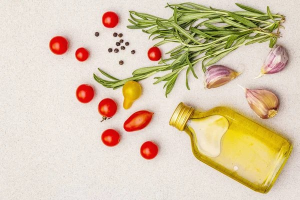 Cocinar el fondo de alimentos. Romero fresco, diente de ajo, aceite de oliva, pimienta negra — Foto de Stock