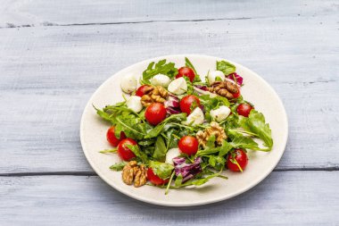 Taze salata roka, hindiba, domates kirazı, bebek mozzarella, ceviz.