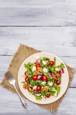 Taze salata roka, hindiba, domates kirazı, bebek mozzarella, ceviz.