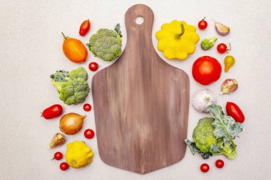 Taze sebzelerle yemek pişirmek. Sonbahar hasadı, hazırlık sağlıklı yemek konsepti.