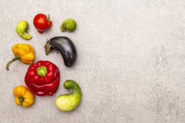 Son moda çirkin organik sebzeler. Taze biber, patlıcan, salatalık, domates, balkabağı çeşitleri.