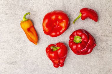 Son moda çirkin organik sebzeler. Taze kırmızı biber.