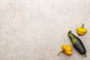 Son moda çirkin organik sebzeler. Taze kabak ve kabak.