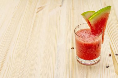 Taze karpuz suyu, smoothie, kokteyl. Tatlı yaz tatlısı sağlıklı gıda konsepti