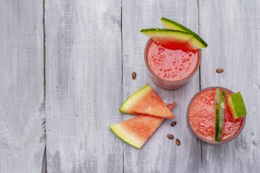 Taze karpuz suyu, smoothie, kokteyl. Tatlı yaz tatlısı sağlıklı gıda konsepti