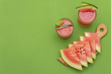 Taze karpuz suyu, smoothie, kokteyl. Tatlı yaz tatlısı sağlıklı gıda konsepti