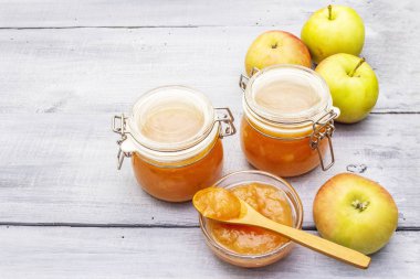 Elma reçeli, ziyafet, cam kavanozda acı sos.