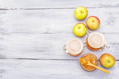 Elma reçeli, ziyafet, cam kavanozda acı sos.