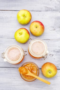 Elma reçeli, ziyafet, cam kavanozda acı sos.