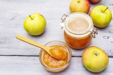 Elma reçeli, ziyafet, cam kavanozda acı sos.