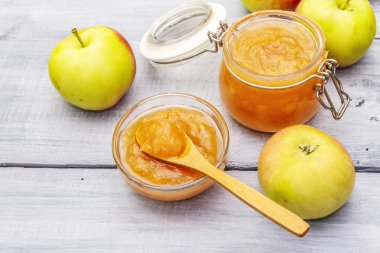 Elma reçeli, ziyafet, cam kavanozda acı sos.