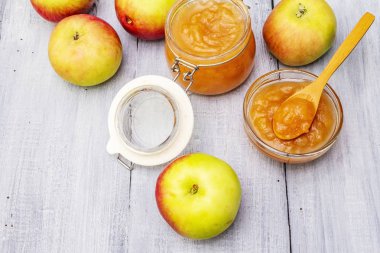 Elma reçeli, ziyafet, cam kavanozda acı sos.