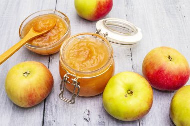 Elma reçeli, ziyafet, cam kavanozda acı sos.