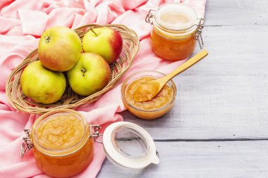 Elma reçeli, ziyafet, cam kavanozda acı sos.