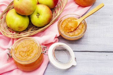 Elma reçeli, ziyafet, cam kavanozda acı sos.