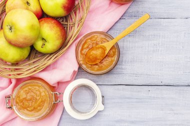 Elma reçeli, ziyafet, cam kavanozda acı sos.