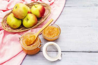 Elma reçeli, ziyafet, cam kavanozda acı sos.