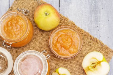 Elma reçeli, ziyafet, cam kavanozda acı sos.