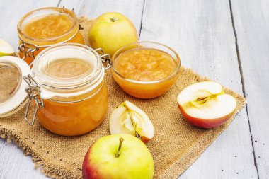 Elma reçeli, ziyafet, cam kavanozda acı sos.