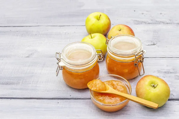 Mermelada de manzana, confitura, chutney en un frasco de vidrio — Foto de Stock