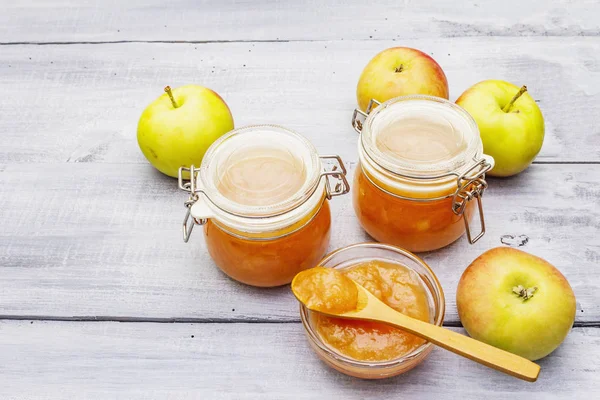 Mermelada de manzana, confitura, chutney en un frasco de vidrio — Foto de Stock