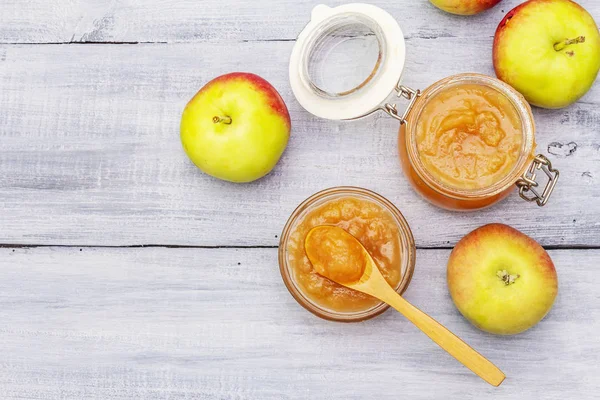 Mermelada de manzana, confitura, chutney en un frasco de vidrio — Foto de Stock