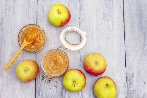 Яблочный джем, конфитюр, чатни в стеклянной банке — стоковое фото