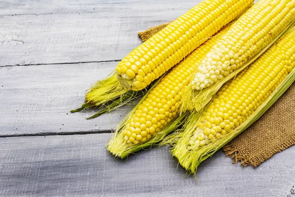 Frischer roher Mais auf Kolben — Stockfoto