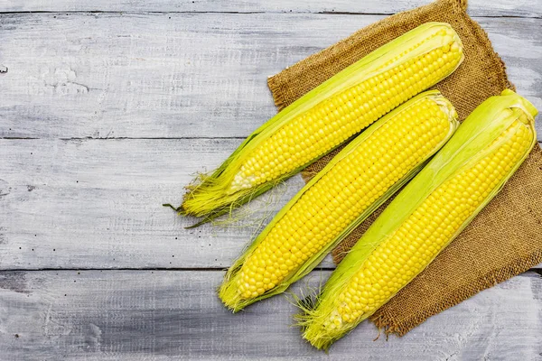 Frischer roher Mais auf Kolben — Stockfoto