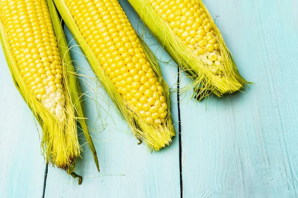 Frischer roher Mais auf Kolben — Stockfoto