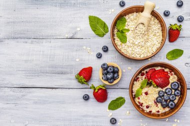 Taze böğürtlen ve naneli yulaf ezmesi