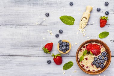 Taze böğürtlen ve naneli yulaf ezmesi