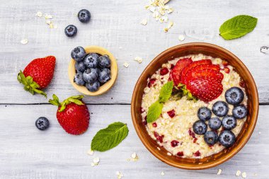 Taze böğürtlen ve naneli yulaf ezmesi