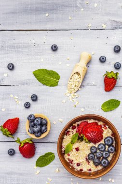 Taze böğürtlen ve naneli yulaf ezmesi