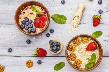 Taze böğürtlen ve naneli yulaf ezmesi