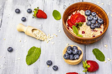 Taze böğürtlen ve naneli yulaf ezmesi