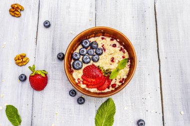 Taze böğürtlen ve naneli yulaf ezmesi