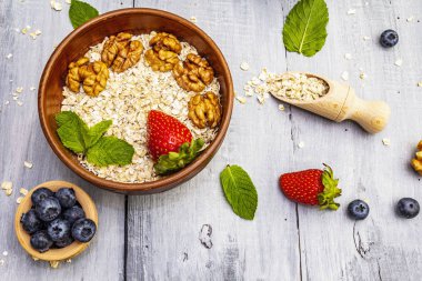 Taze böğürtlen ve naneli yulaf ezmesi