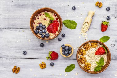 Taze böğürtlen ve naneli yulaf ezmesi