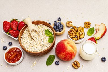 Tahıl ve kahvaltı için çeşitli lezzetli maddeler