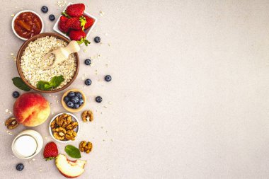 Tahıl ve kahvaltı için çeşitli lezzetli maddeler