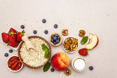 Tahıl ve kahvaltı için çeşitli lezzetli maddeler
