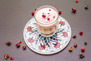 Lezzetli kremalı tatlı. Geleneksel Türk gülü, çiçek yaprakları