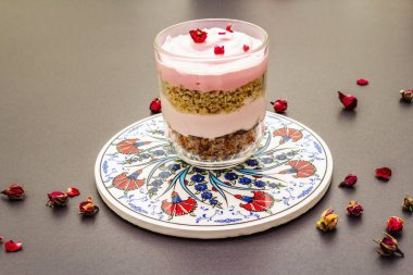 Lezzetli kremalı tatlı. Geleneksel Türk gülü, çiçek yaprakları